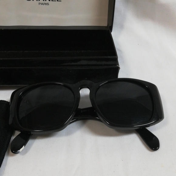 Vintage Chanel sunglasses - Picture 2 of 11